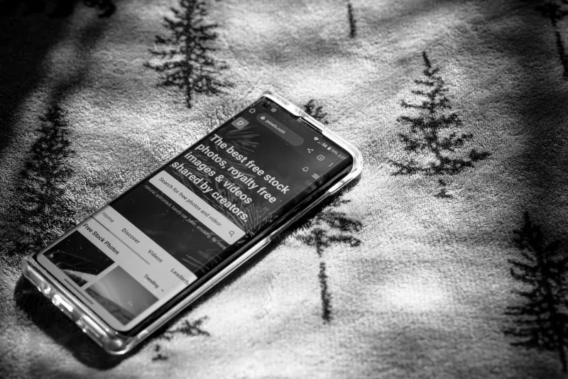 Snap, Click, Flex: How a Beat-Up Motorola RAZR Became the Hottest Phone Nobody Can Explain